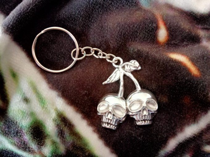Porte clef crâne cerise 